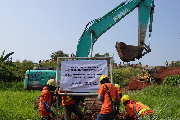 Eksekusi lahan milik warga di perumahan Grand Residence City, Bekasi.