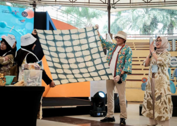 Ditantang Membatik Ecoprint Teknik Shibori, Menteri Sandi: Siapa Takut 
