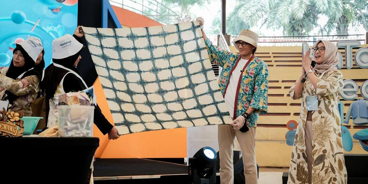 Ditantang Membatik Ecoprint Teknik Shibori, Menteri Sandi: Siapa Takut