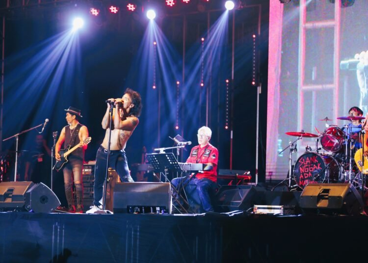 Kaka Slank Beraksi Di Panggung Acara Komunitas Haxohm Indonesia