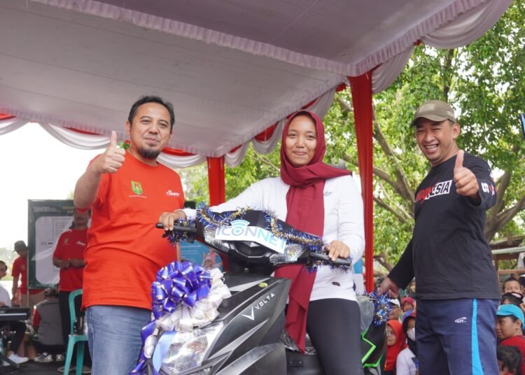 Direktur Utama PLN ICON Plus, Ari Rahmat Indra Cahyadi menyerahkan hadiah doorprize kepada pemenang di Acara Merdeka Internet dengan ICONNET. (Foto:urbancity.co.id/Pool/Dok.ICONNET).