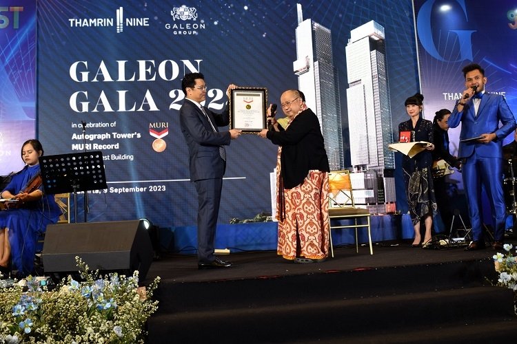 Leonel Gozali, Direktur Utama PT Putragaya Wahana (kiri) menerima penghargaan MURI yang diserahkan langsung oleh Ketua Umum MURI Jaya Suprana. (Foto: Urbancity.co.id/Agung)