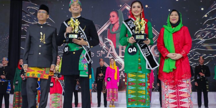 Eckle Athana dan Lady Sarah Karjana Jadi Abang None Jakarta 2023