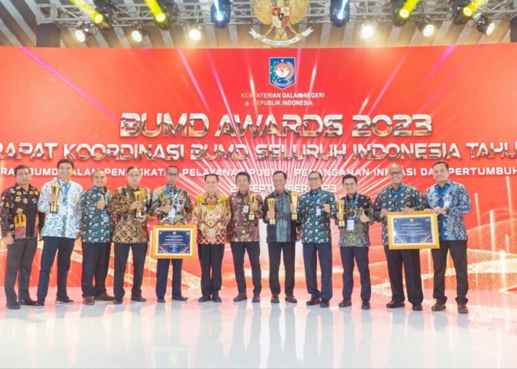 Pj. Gubernur Heru Raih Penghargaan sebagai Kepala Daerah Pendorong Pengendalian Inflasi melalui BUMD. (Foto:urbancity.co.id/Pool/Dok.Pemprov DKI)