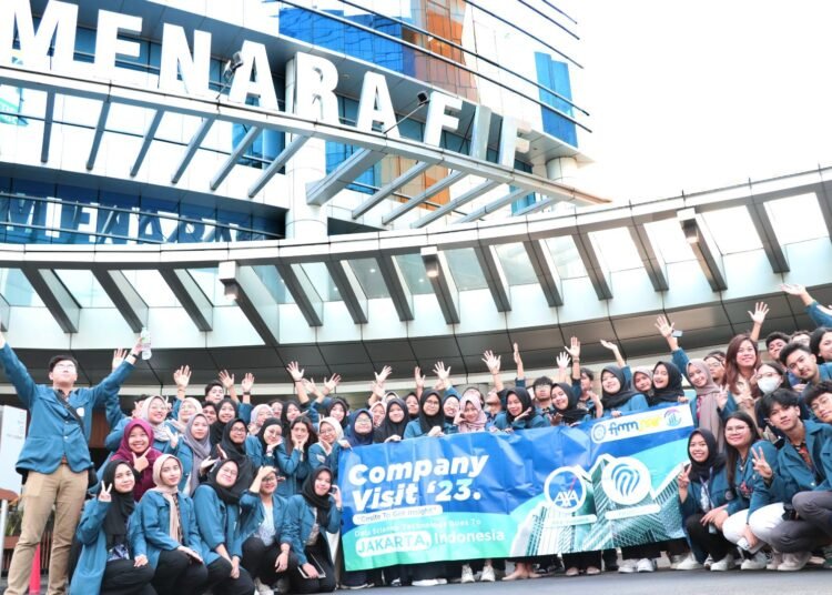 59 Mahasiswa yang tergabung dalam Fakultas Teknologi Maju dan Multidisiplin (FTMM), Universitas Airlangga (UNAIR) berkunjung ke Menara FIF, Jakarta Selatan, Senin (20/11) dalam program Company Visit. (Foto:urbancity.co.id/Pool/Dok.FIFGROUP)