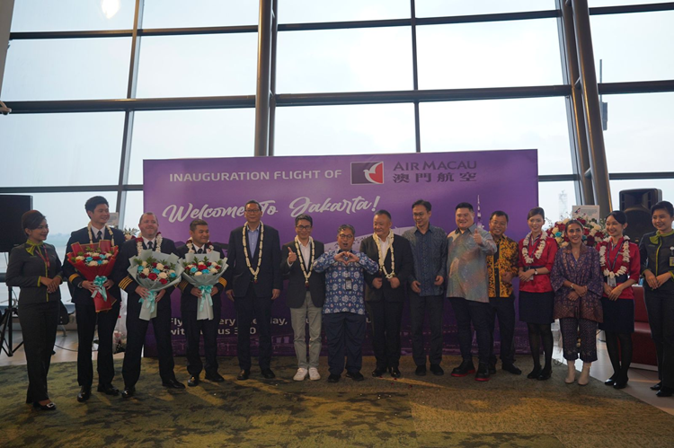 Direktur Pemasaran Pariwisata Regional I Kemenparekraf Wisnu Sindhutrisno (kedua dari kiri) menyambut penumpang Air Macau di Terminal 3 Bandara Internasional Soekarno Hatta, Tangerang, Selasa, 28 November 2023. (Foto: Urbancity.co.id/Pool/Dok. Kemenparekraf)