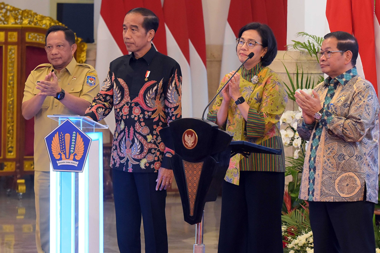 Presiden Jokowi didampingi Seskab, Mendagri, dan Menkeu menyerahkan DIPA dan TKD 2024, di Istana Negara, Jakarta, Rabu, 29 November 2023. (Foto: Urbancity.co.id/Pool/Dok. Humas Setkab)
