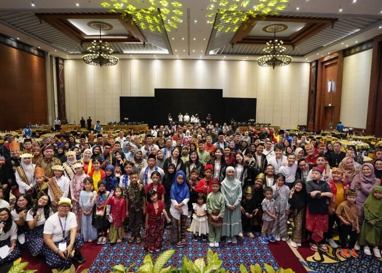 Foto bersama seluruh peserta Selebrasi Beasiswa Ceria 2023 FIFGROUP : Melalui program FIFGROUP Beasiswa Ceria 2023 ini, telah terpilih putra/putri berprestasi yang terdiri dari 293 siswa Sekolah Dasar (SD) dengan nilai bantuan beasiswa Rp 1.200.000/setahun, 70 siswa Sekolah Lanjutan Tingkat Pertama (SLTP) dengan nilai beasiswa Rp 1.500.000/setahun, 35 siswa Sekolah Lanjutan Tingkat Atas (SLTA) dengan nilai beasiswa Rp 1.800.000/setahun, dan 30 siswa Perguruan Tinggi dengan nilai beasiswa Rp 4.800.000/setahun. (Foto:urbancity.co.id/pool/dok.fifgroup)