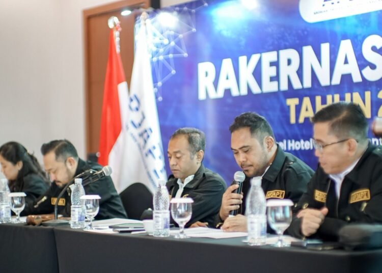 Ketua Umum APJAPI, Kevin Agatha Purba (kedua dari kanan), memimpin rapat strategis untuk mendiskusikan POJK No. 22 Tahun 2023. (Foto:urbancity.co.id/pool/Dok.APJAPI).