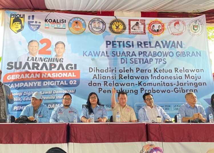 Koordinator Nasional sekaligus inisiator Suarapagi.id, Mohammad Iqbal (kedua dari kiri) saat jumpa pers Suarapagi.id. (Foto:urbancity,co,id/Pool/Dok.nadira)