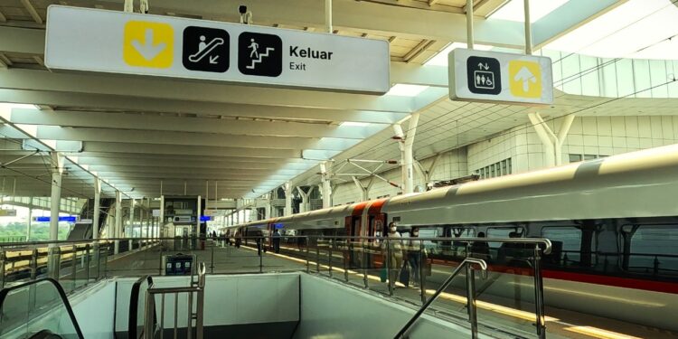 Jangan Pusing, Ke Stasiun Kereta Cepat Whoosh Halim Gak Seribet Dibayangkan