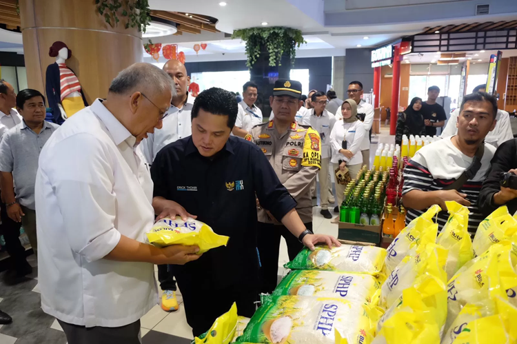 Menteri BUMN Erick Thohir pastikan stok beras BULOG cukup untuk penuhi kebutuhan selama Ramadhan dan Idul Fitri. (Foto: Urbancity.co.id/Pool/Dok. BULOG)