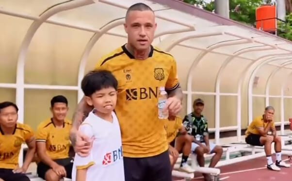 Radja Nainggolan Hadiri Grassroot Football Day Bhayangkara Presisi Indonesia FC