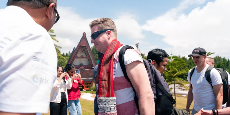 Pembalap F1Powerboat 2024 Jonas Andresson Tiba di Danau Toba