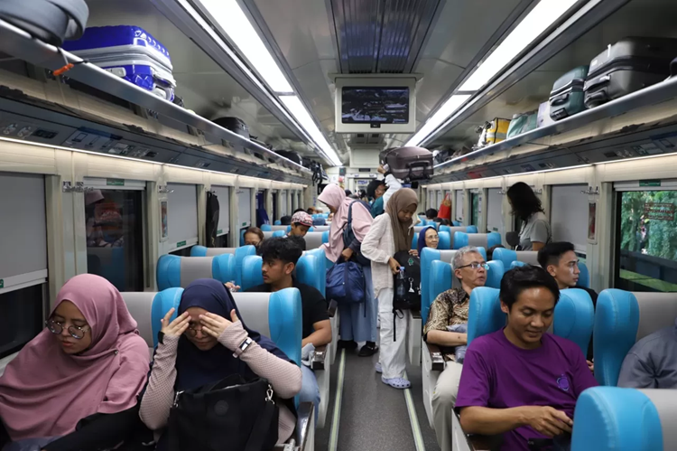 Masyarakat sudah dapat memesan tiket kereta api untuk keberangkatan masa angkutan Lebaran H-3. (Foto: Urbancity.co.id/Poo/Dok. KAI)