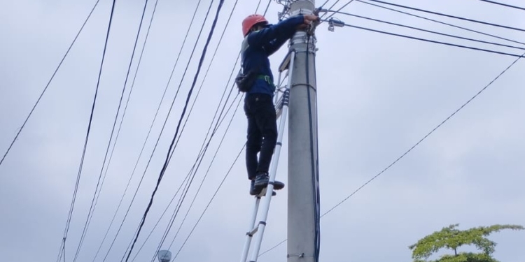 PLN Icon Plus Lakukan Penertiban Kabel FO di Sumedang