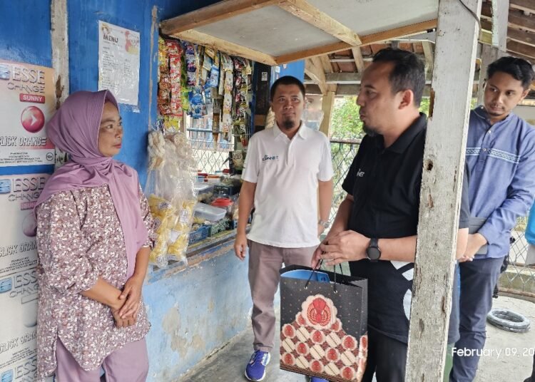 Direktur Utama PLN Icon Plus Ari Rahmat Indra Cahyadi  saat mendengar testimoni   dari para pelanggan. (Foto:urbancity/co/id/pool/dok.PLN Icon Plus)
