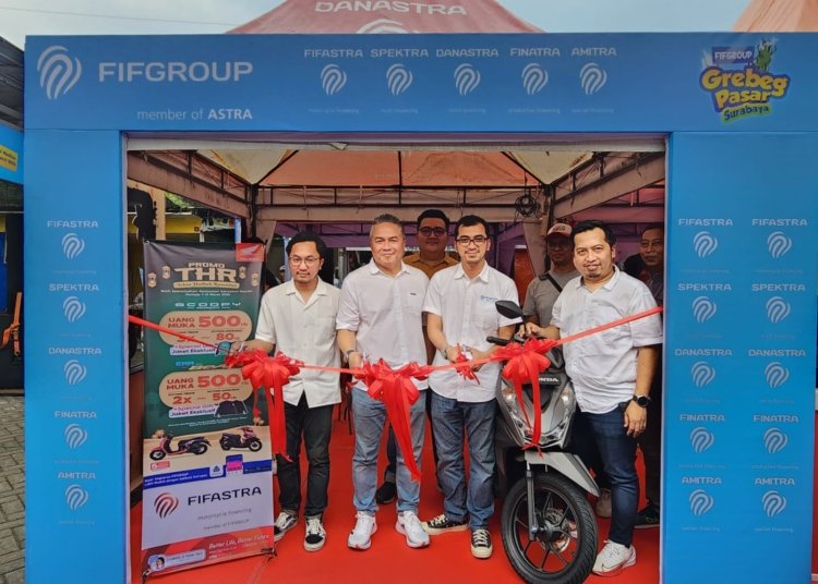 Peresmian booth FIFGROUP Grebeg Pasar Surabaya oleh Kepala FIFGROUP Wilayah Jawa Timur I, Ivan Lesmana Suryana, yang didampingi oleh jajaran manajemen FIFGROUP Wilayah Jawa Timur I. (Foto:urbancity.co.id/pool/dok.FIFGROUP)