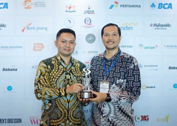 Mircofinancing Department Head FIFGROUP, Syaiful Anam (kiri) didampingi oleh Senior Analyst Corporate Social Responsibility FIFGROUP, Dino Saputra (kanan), saat menghadiri penerimaan anugerah sebagai Mitra UMKM kategori Multifinance dalam gelaran UMKM Summit Awards 2024. (Foto:urbancity.co.id/pool/dok.FIFGROUP).