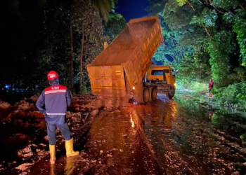 Turunkan Alat Berat, HK Group Atasi Tanah Longsor di Pariaman