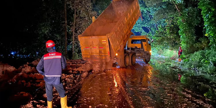 Turunkan Alat Berat, HK Group Atasi Tanah Longsor di Pariaman