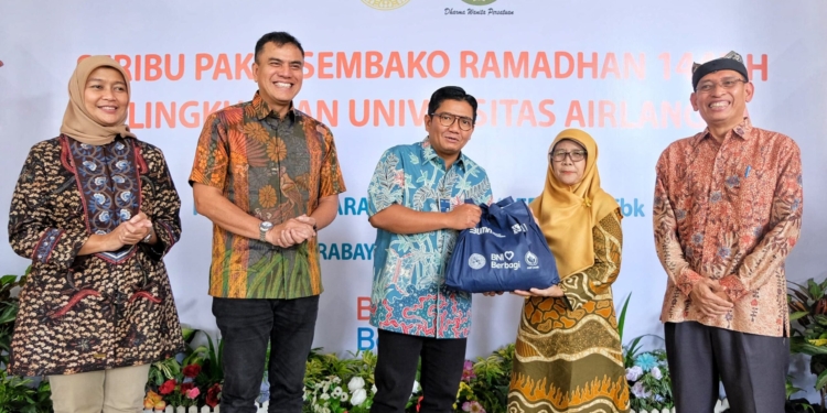 Semarak Ramadhan, BNI dan UNAIR Bagi 1.000 Paket Sembako