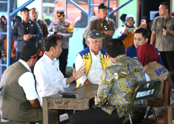 Jokowi Tinjau Posko Pengungsian Warga Terdampak Banjir di Demak