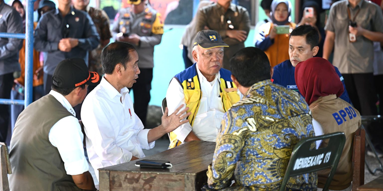 Jokowi Tinjau Posko Pengungsian Warga Terdampak Banjir di Demak
