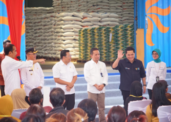 Ketahanan Pangan Butuh Keseriusan, Presiden Tebar 8.261 Ton Beras di Kalbar