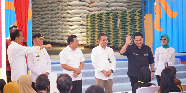 Ketahanan Pangan Butuh Keseriusan, Presiden Tebar 8.261 Ton Beras di Kalbar