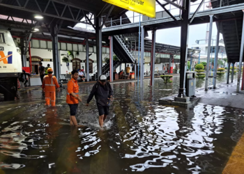 Banjir di Semarang Picu Perjalanan Kereta Jalur Pantura Telat