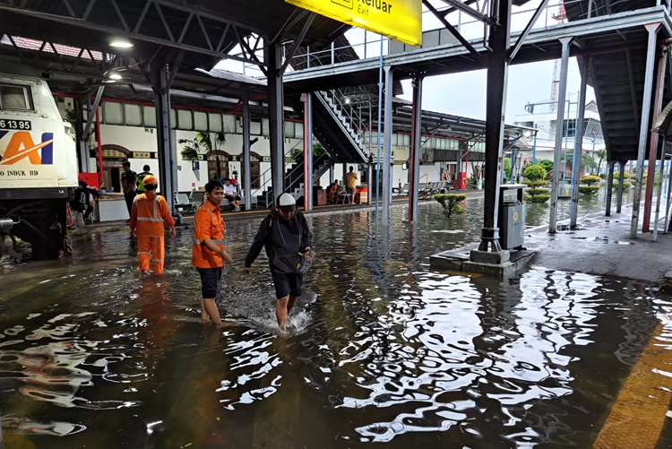Banjir di Semarang picu keterlambatan kereta api di jalur Pantura. (Foto: Urbancity.co.id/Poo/Dok. KAI)