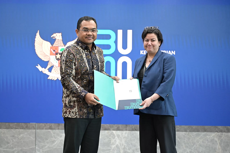 Deputi Bidang Manajemen Sumber Daya Manusia, Teknologi, dan Informasi Kementerian BUMN Tedi Bharata (kiri) saat menyerahkan keputusan Rapat Umum Pemegang Saham pengangkatan Nawal Nely. (Foto: Urbancity.co.id/Pool/Dok. Kementerian BUMN)