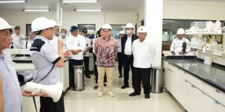 Sambangi Pabrik Cat Propan, Menteri Basuki: Komit Pakai Produk Lokal