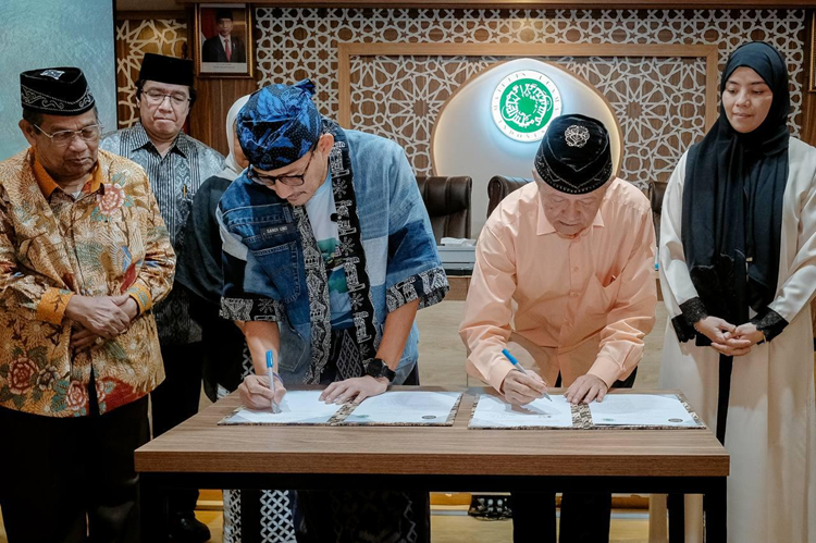 Menparekraf Sandiaga Uno dengan Wakil Ketua Umum MUI Anwar Abbas melakukan penandatanganan MoU di Kantor Pusat MUI, Jakarta. (Foto: Jakartadaily.id/Pool/Dok. Kemenparekraf).