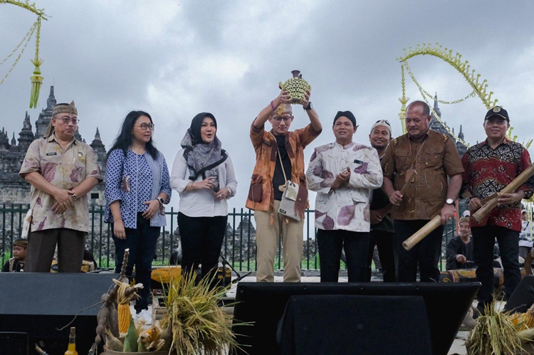 Menparekraf/Kabaparekraf Sandiaga Salahuddin Uno resmi telah meluncurkan ADWI 2024 di Desa Wisata Bugisan, Klaten, Jawa Tengah, Sabtu, 9 Maret 2024. (Foto: Urbancity.co.id/Pool/Dok. Kemenparekraf)