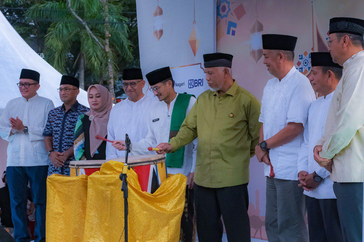 Menparekraf Sandiaga Unobersama Gubernur Sumatra Barat Mahyeldi Ansharullah membuka "Sumarak Ramadhan 2024/1445 H" di halaman Masjid Raya Sumatra Barat, Sabtu, 23 Maret 2024. (Foto: Urbancity.co.id/Pool/Dok. Kemenparekraf)