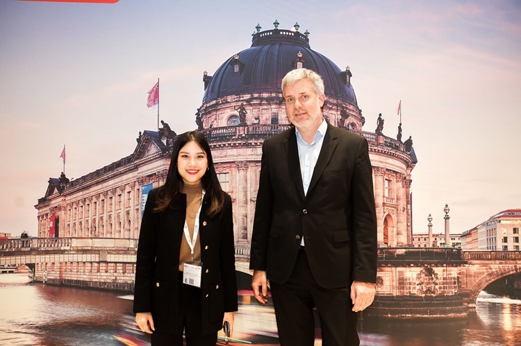 Wamenparekraf Angela Tanoesoedibjo bertemu dengan Koordinator Federal Ekonomi Maritim dan Pariwisata BMWK Dieter Gerald Janecak di sela-sela ITB Berlin, Rabu, 6 Maret 2024. (Foto: Urbancity.co.id/Pool/Dok. Kemenparekraf)