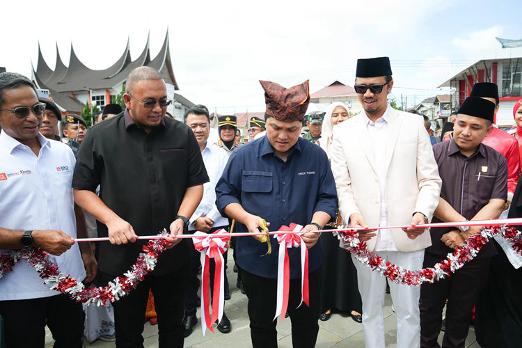 Menteri BUMN Erick Thohir meresmikan Kawasan Kuliner Stasiun Lambuang di bekas Stasiun Kereta Api Bukittinggi, Rabu, 6 Maret 2024. (Foto: Urbancity.co.id/Pool/Dok. Kementerian BUMN)