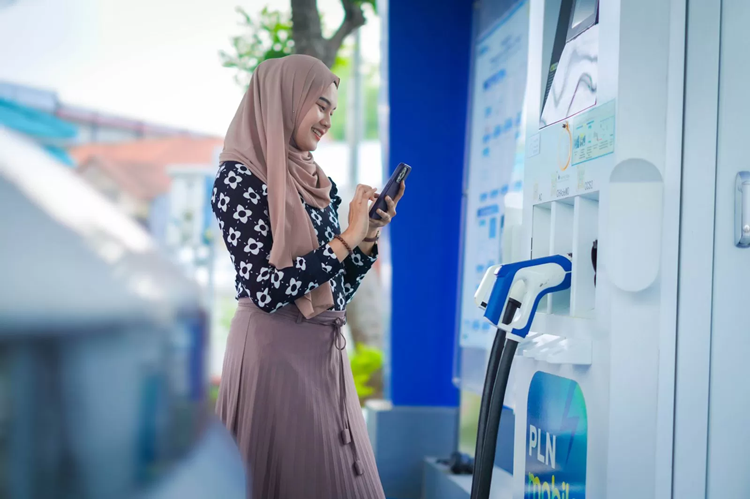 Pengguna kendaraan listrik yang menggunakan fitur Electric Vehicle pada aplikasi PLN Mobile untuk melakukan charging SPKLU. (Foto: Urbancity.co.id/Pool/Dok. PLN)