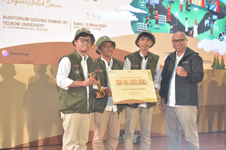 Direktur Utama Yayasan Pendidikan Telkom, Dodi Irawan (paling kanan) saat menyerahkan apresiasi kepada peserta Innovillage 2023. (Foto: Urbancity.co.id/Pool/Dok. Telkom)