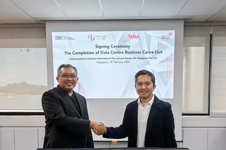 CEO NeutraDC Singapore Sendang Praptomo (kiri) bersama CEO Telin Singapore Indarto (kanan) saat melakukan seremoni penyelesaian proses konsolidasi bisnis data center di Singapura. (Foto: Urbancity.co.id/Pool/Dok Telkom)