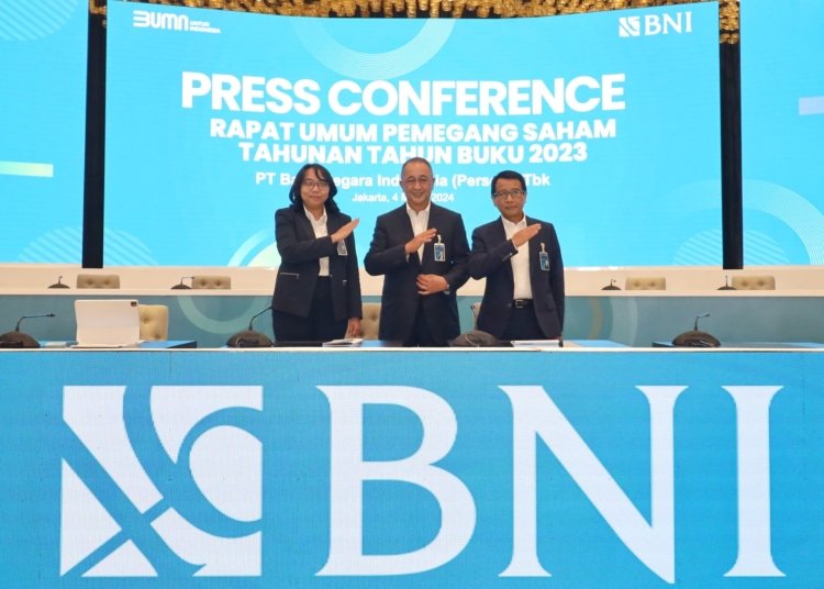 Direktur Utama BNI Royke Tumilaar (tengah), Wakil Direktur Utama BNI Putrama Wahju Setyawan (kanan), dan Direktur Finance BNI Novita Widya Anggraini (kiri) usai press conference Rapat Umum Pemegang Saham (RUPS) Tahunan Tahun Buku 2023, Senin (4/3/2024).