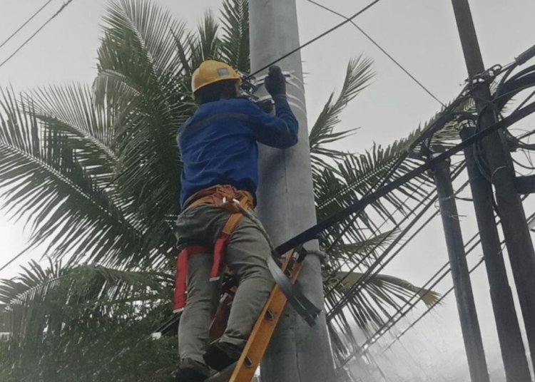 Petugas PLN Icon Plus Sigap Tindaklanjuti Laporan Fiber Optik Yang Terlalu Rendah di Kulonprogo. (Foto:urbancity.co.id/pool/dok.PLN Icon Plus Jateng)
