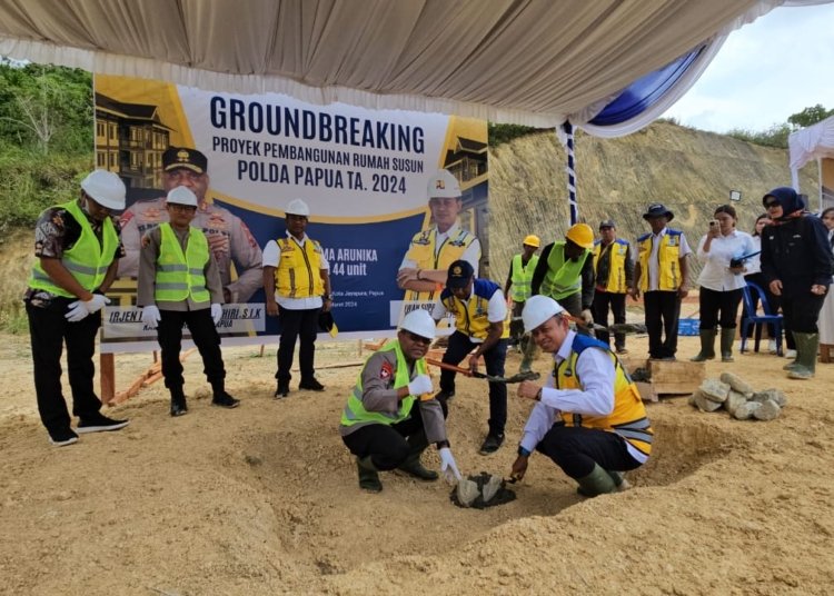 Dirjen Perumahan Iwan Suprijanto dan Wakapolda Papua Brigjen Pol Petrus Patrige Rudolf Renwarin melakukan peletakan batu pertama pembangunan rusun Polwan Polda Papua di Jayapura, Jumat (15/3/2024). (Foto: Ristyan Mega Putra/ Komunikasi Publik Direktorat Jenderal Perumahan Kementerian PUPR)