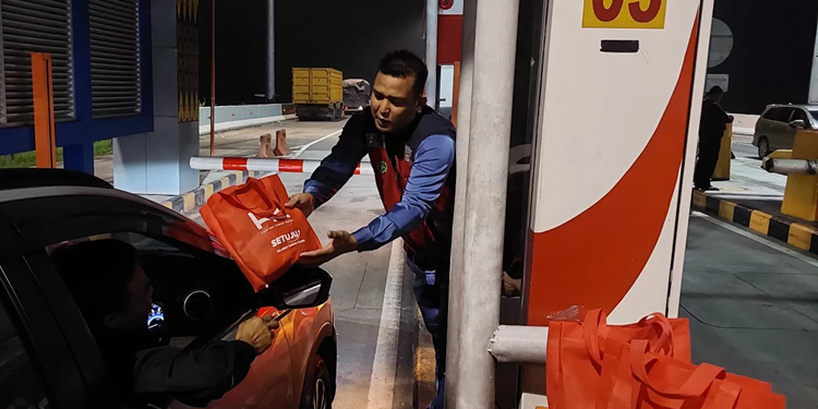 Hutama Karya Gelar Operasi Simpatik, Bagikan Kopi Gratis di Tol Trans