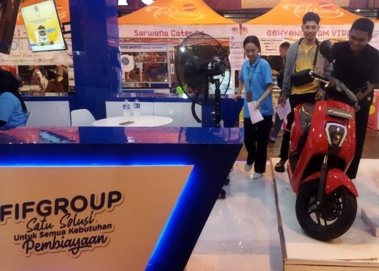 Pengunjung menunjukkan daya tariknya terhadap salah satu unit sepeda motor Honda listrik yang ada di booth FIFGROUP pada perhelatan Festival Foodies Palembang 2024.(Foto:urbancity.co.id’pool/dok.fifgroup)