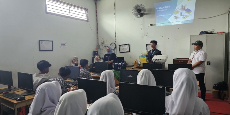 Peringati Hardiknas, PLN Icon Plus Gelar PLN Icon Plus Goes To School