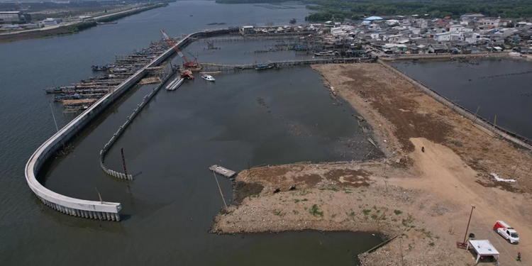 Atasi Banjir Rob, Hutama Karya Bangun Pengaman Pantai di Teluk Jakarta