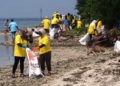 FIFGROUP Bersama Masyarakat Bersihkan Pantai Pulau Pramuka